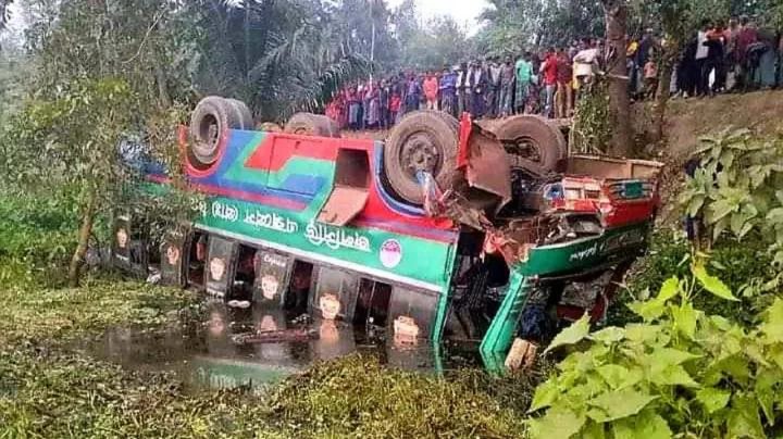 কিশোরগঞ্জে নিয়ন্ত্রণ হারিয়ে যাত্রীবাহী বাস খাদে, আহত ১৫