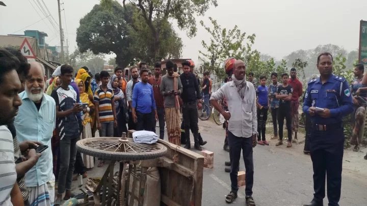 সড়ক দুর্ঘটনায় স্ত্রীর মৃত্যু, স্বামী–সন্তান হাসপাতালে