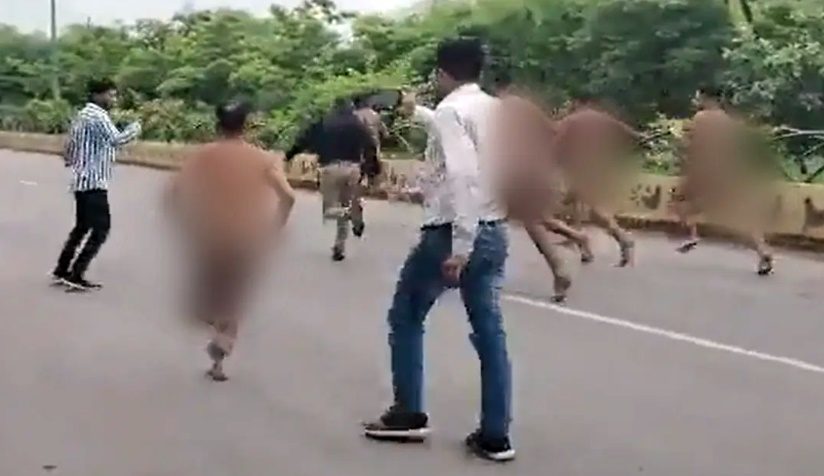 এবার নগ্ন হয়ে রাজপথে নামলেন সরকারি চাকরিপ্রার্থীরা