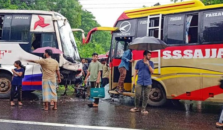 চট্টগ্রাম-কক্সবাজার মহাসড়কে দুই বাসের মুখোমুখি সংঘর্ষ, আহত ২০