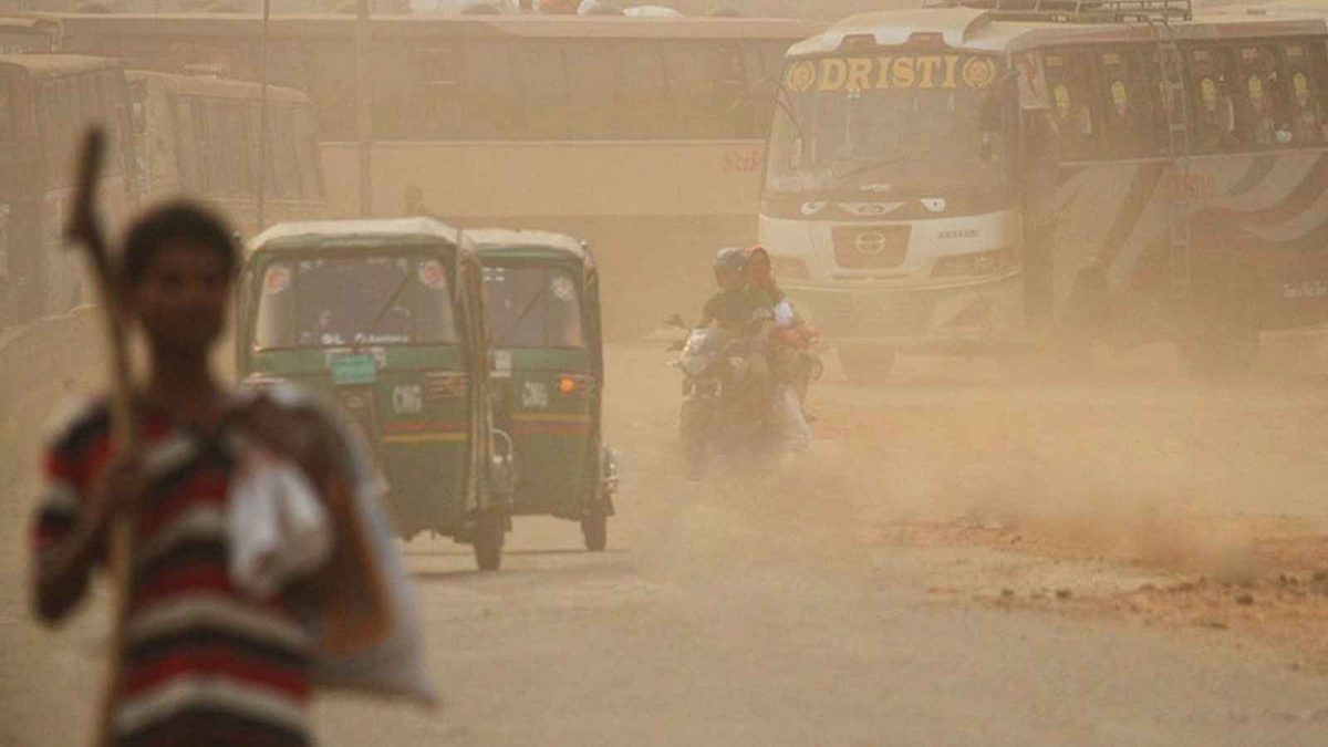 আজ বায়ুদূষণের তালিকায় শীর্ষে ঢাকা