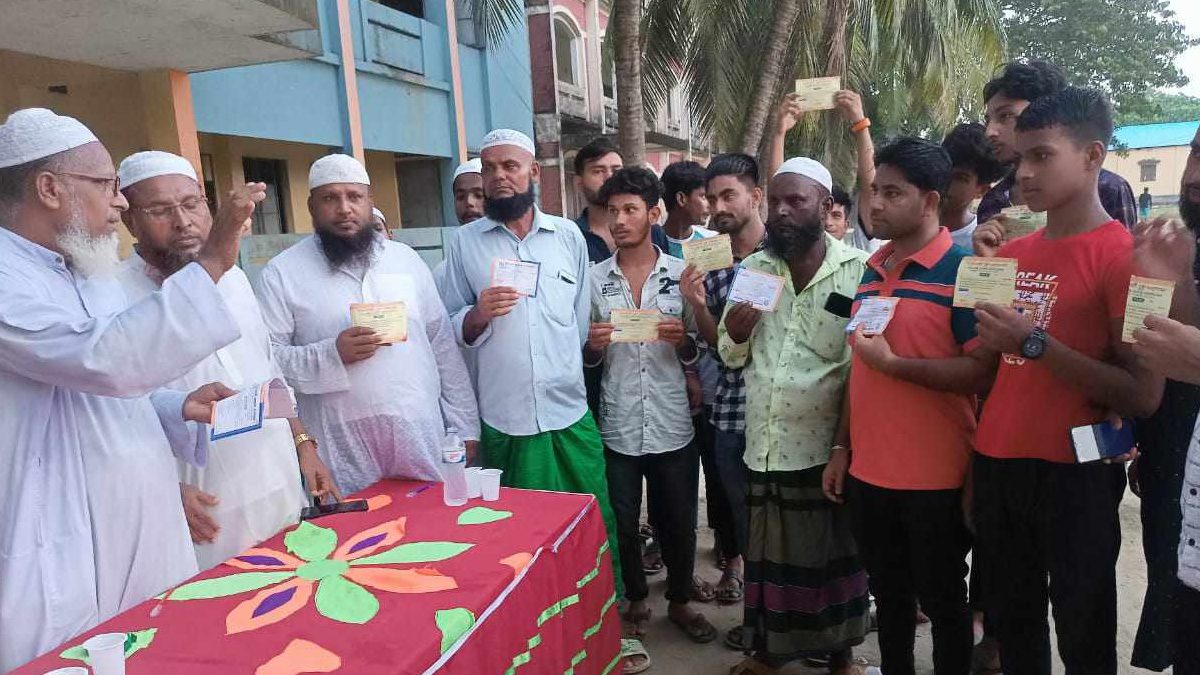 ইমামের কাছে তওবা করে দল ছাড়লেন আ.লীগ নেতা