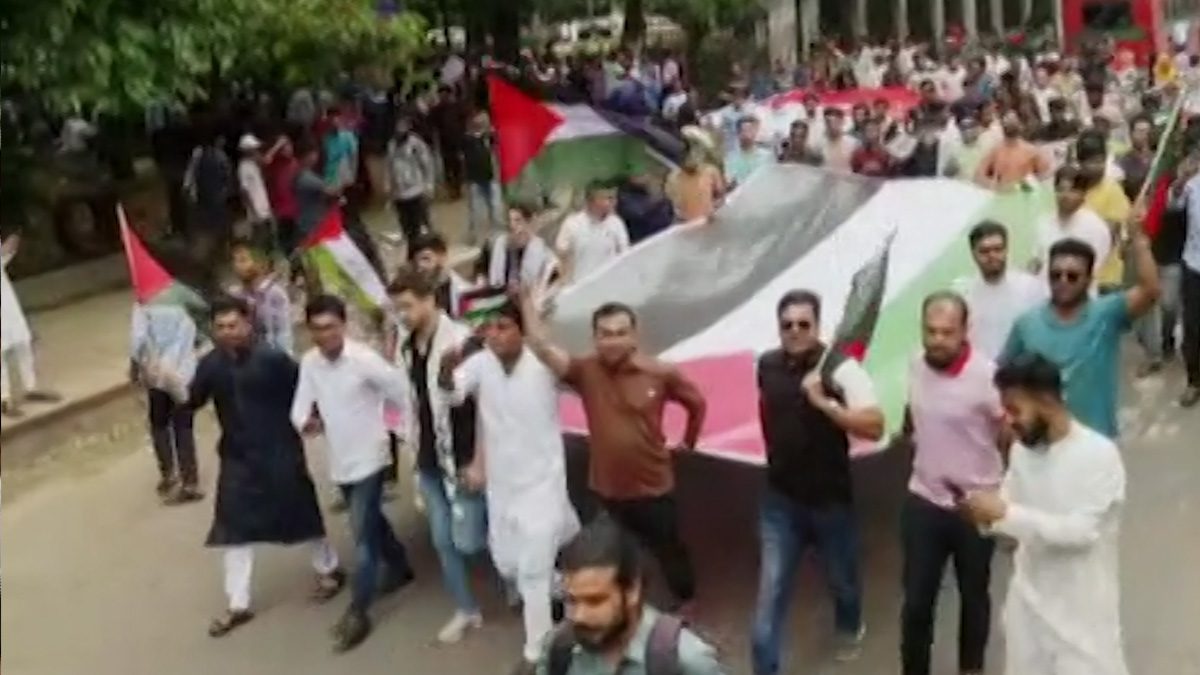 ফিলিস্তিনের স্বাধীনতার দাবিতে দেশটির পতাকা উত্তোলন করলো ছাত্রলীগ