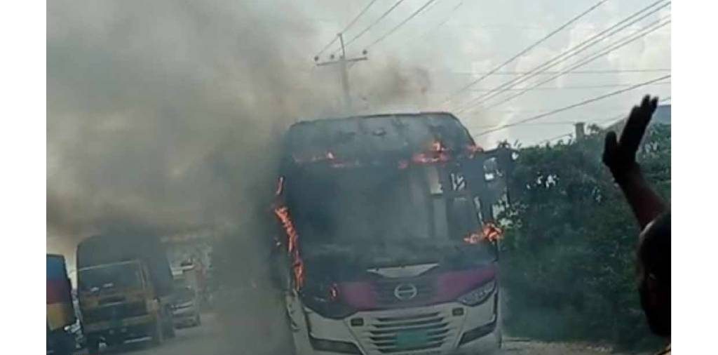 সোহাগ পরিবহনের চলন্ত বাসে আগুন