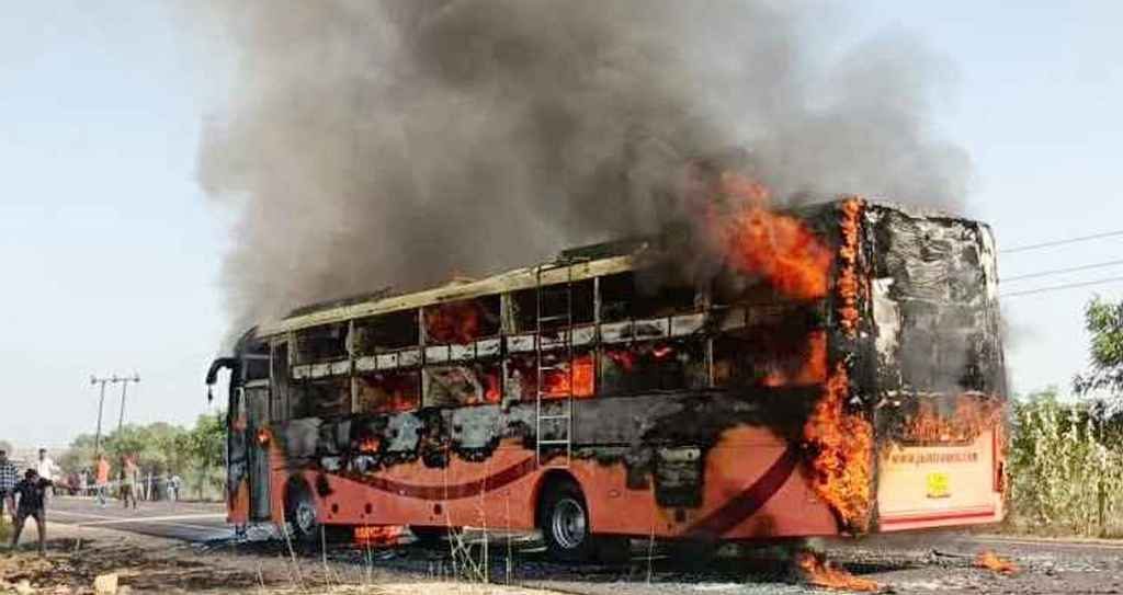 স্লিপার বাসে ট্রাকের ধাক্কা,আগুন লেগে ১০ জনের মৃত্যু