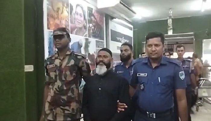 ভারতে পালানোর সময় স্বেচ্ছাসেবক লীগ নেতা আটক