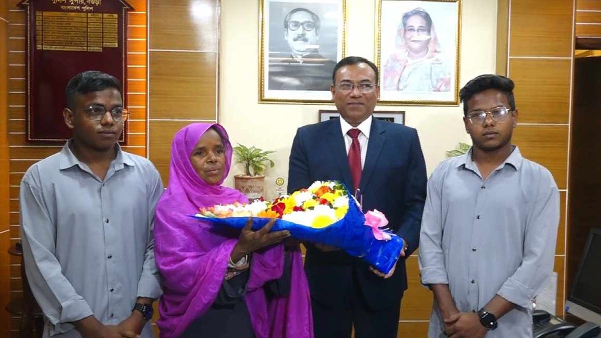 বাবাহারা যমজ তিন ভাইয়ের পাশে দাঁড়ালেন বগুড়া পুলিশ সুপার