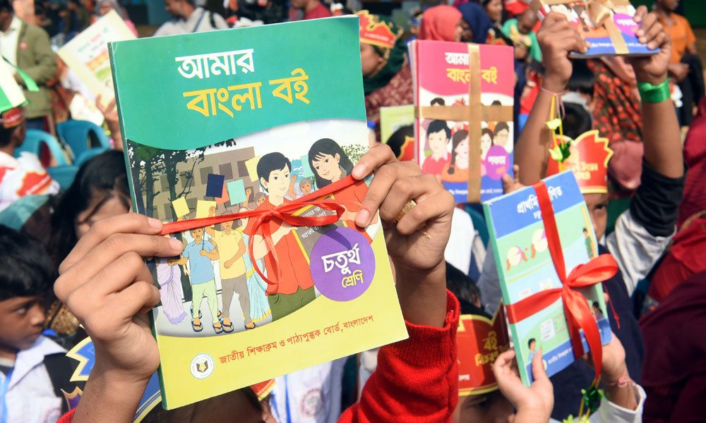 নিম্নমানের বই ছাপিয়ে ৬ বছরে দেড় হাজার কোটি টাকা লোপাট