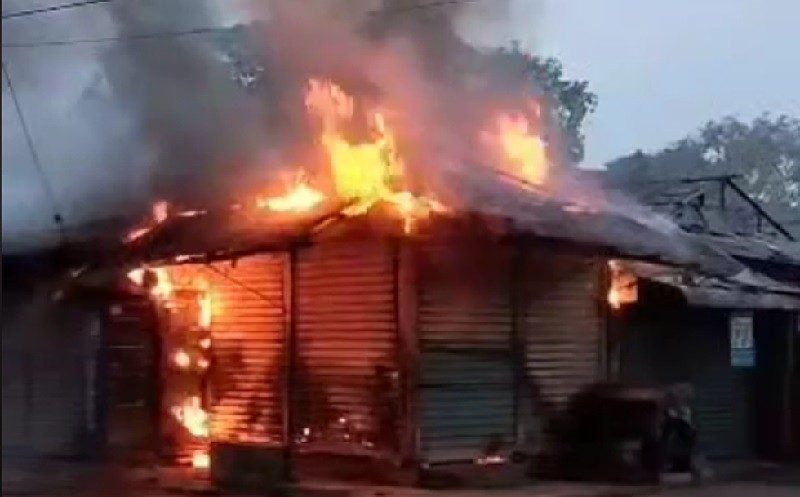 বগুড়ার শেরপুরে আগুনে পুড়ে তিন দোকান ছাই