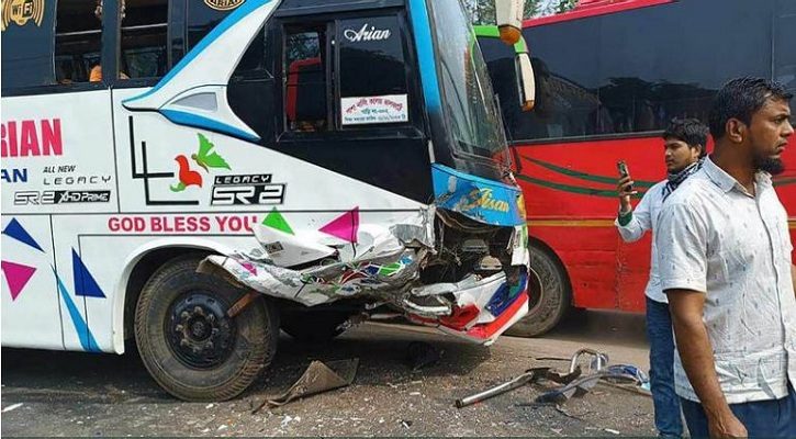 প্রাইভেটকার ও বাসের মুখামুখি সংঘর্ষ, আহত ৬