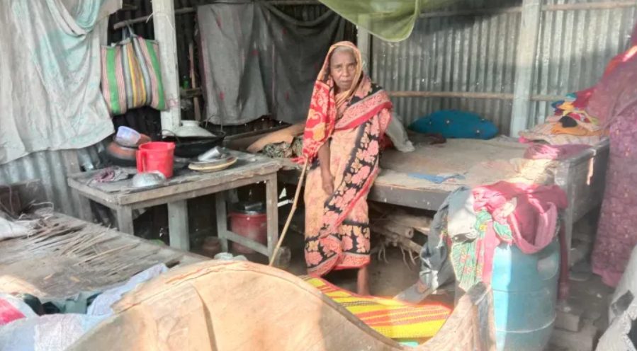 পড়নের কাপড় দিয়ে ঘেরা টিনের চাল কষ্টে চলছে বউ-শাশুড়ির সংসার