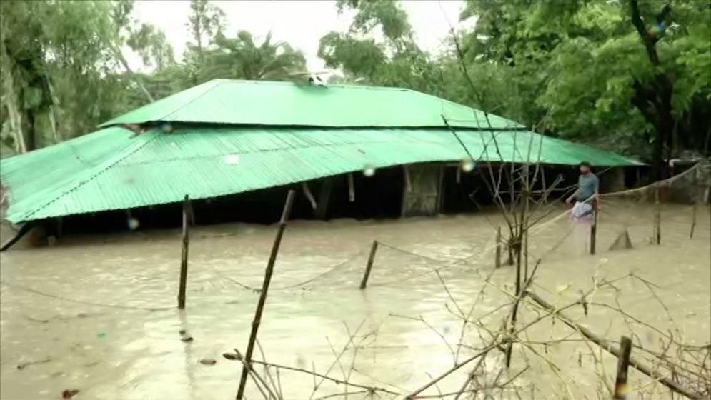 চট্টগ্রামের বাঁশখালীর পুরো এলাকা পানির নিচে, মানুষের দুর্ভোগ চরমে