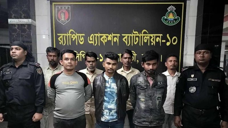 রাজধানীতে অস্ত্রসহ ৭ ডাকাত গ্রেপ্তার