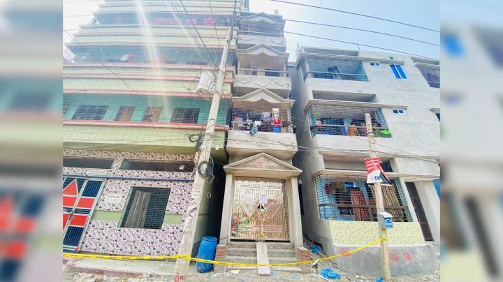 ধামরাইয়ে ৬ তলা ভবনে ওপরে হেলে পড়েছে ৪ তলা ভবন