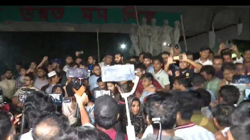 ছাত্রলীগকে নিষিদ্ধ ঘোষণা করায় ঢাবিতে আনন্দ মিছিল