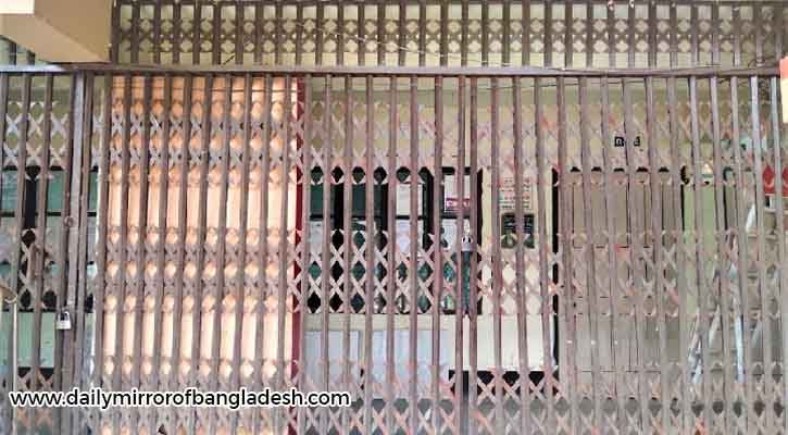 ইবি প্রকৌশলীর বিচার দাবিতে অফিসে তালা-ভাঙচুর