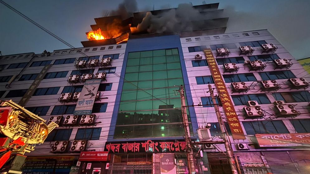 গুলিস্তান খদ্দর মার্কেটে আগুন, নিয়ন্ত্রণে ৬ ইউনিট