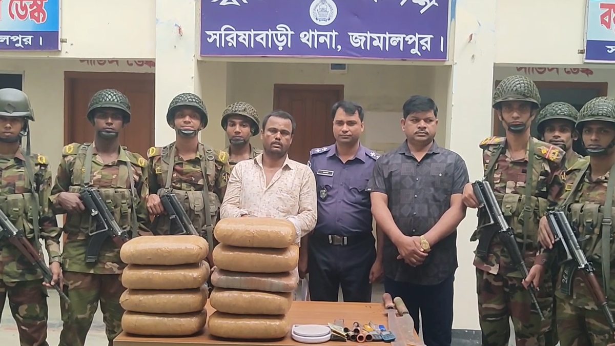 সরিষাবাড়ীতে বিপুল পরিমাণ গাঁজা ও দেশীয় অস্ত্রসহ গ্রেপ্তার ১