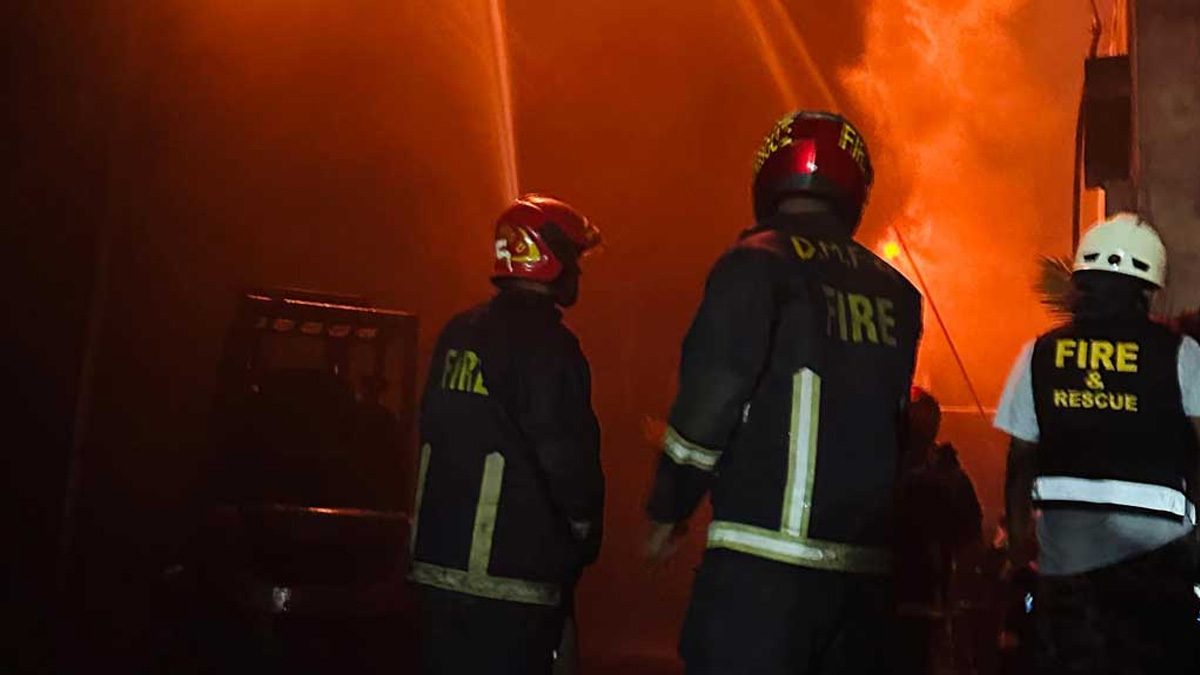 ৭ ঘণ্টা ধরে জ্বলছে গাজী টায়ার কারখানার আগুন,নিয়ন্ত্রণে ১১ ইউনিট