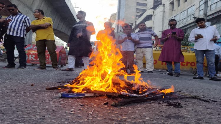 পল্টনে গণঅধিকার পরিষদের সড়ক অবরোধ, যান চলাচল বন্ধ