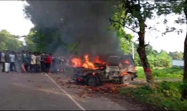 গোপালগঞ্জে সেনাবাহিনীর গাড়ি ভাংচুর -অগ্নিসংযোগ,গুলিবিদ্ধ ২