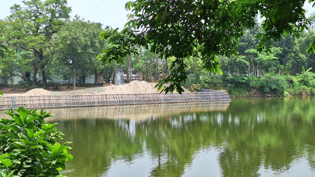 কুমারখালীতে ৪০০ বছরের পুরনো মন্দিরের পুকুর দখল করে বালি ভরাট