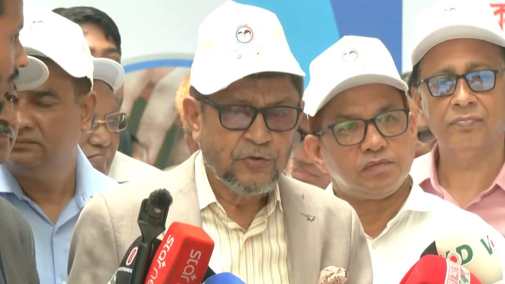 জন্মের পরই নবজাতককে শালদুধ খাওয়ানোর পরামর্শ স্বাস্থ্যমন্ত্রীর
