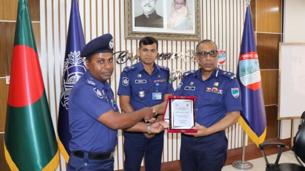 যোগদানের মাস পেরোতেই খুলনা রেঞ্জের শ্রেষ্ঠ ওসি শাহাদৎ