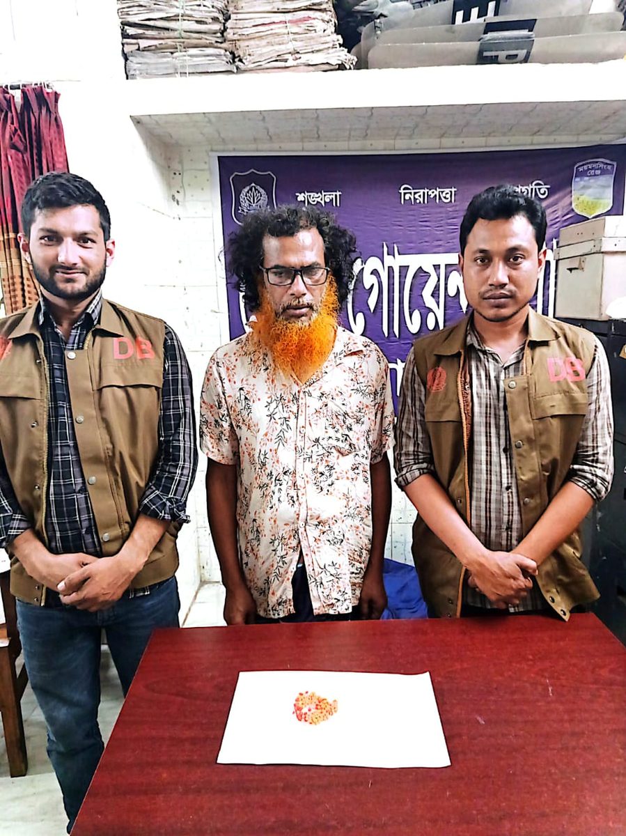 পুলিশ দেখে পালাতে গিয়ে আটক ডাক্তার, লুঙ্গির কুচিতে মিলল ইয়াবা