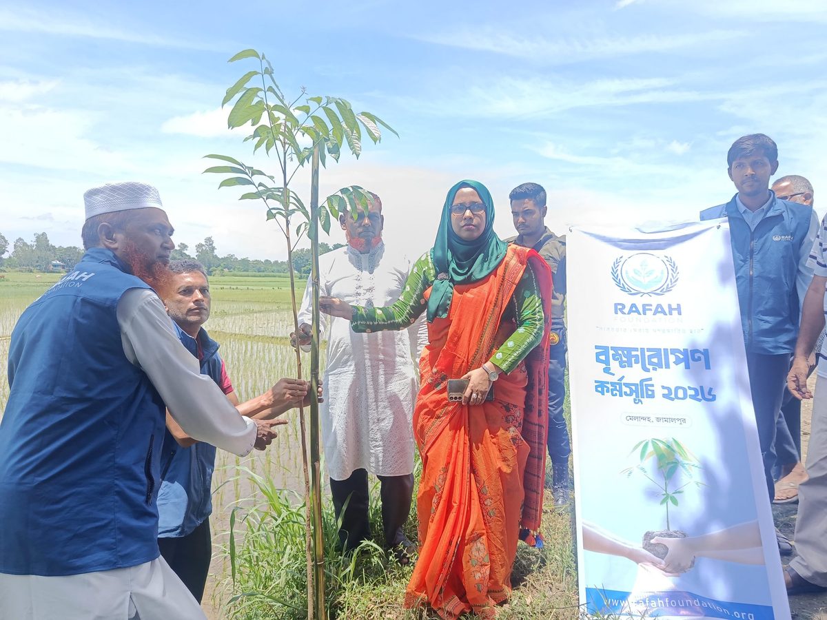 জলবায়ু সুরক্ষায় সড়কের পাশে রাফাহ ফাউন্ডেশনের  ৪শ গাছের চারা রোপণ