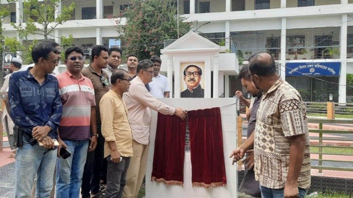 কুমারখালীতে বঙ্গবন্ধুর দৃষ্টিনন্দন ম্যুরাল উদ্বোধন