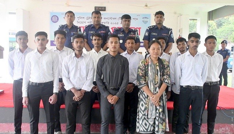 মাত্র ১২০ টাকায় পুলিশে চাকরি পেলেন ৯ জন