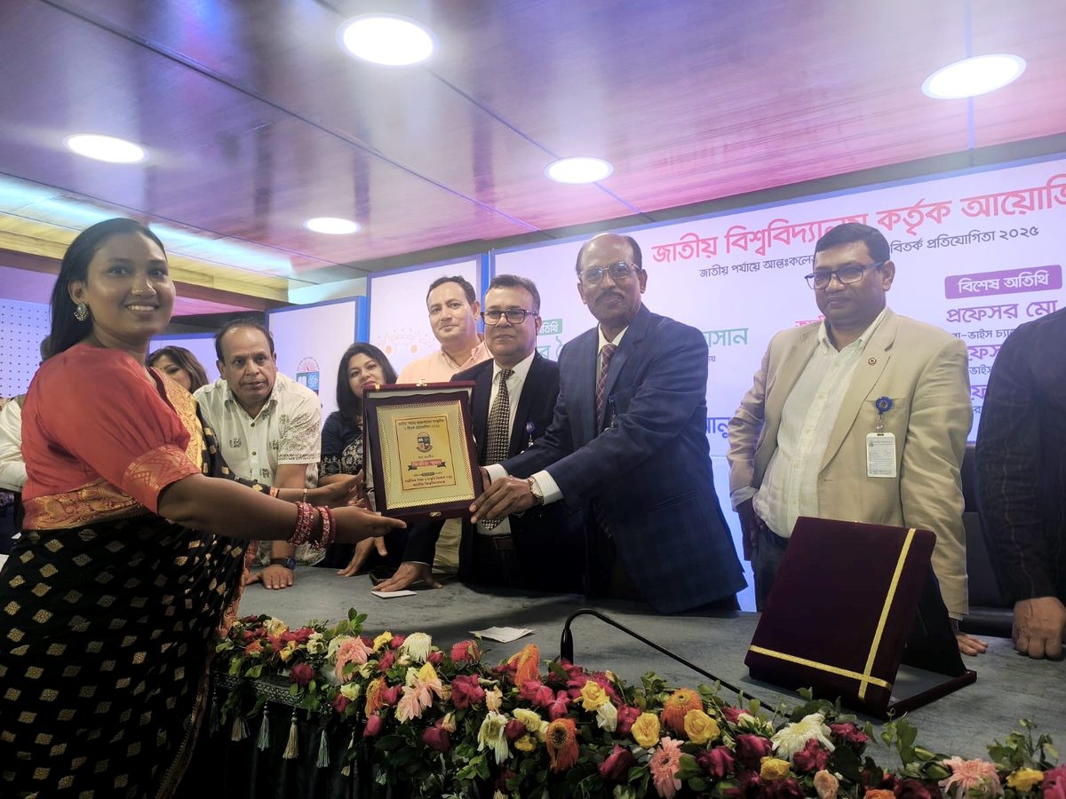 জাতীয় বিশ্ববিদ্যালয়ের মঞ্চে আশেক মাহমুদের আঁখির কৃতিত্ব