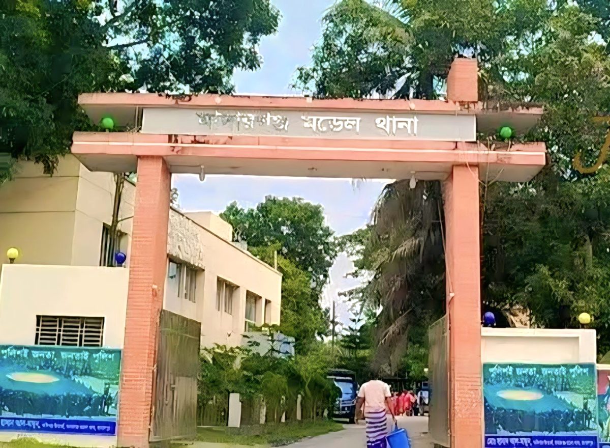 মাদারগঞ্জে গ্যাসবাহী পিকআপে ধাক্কা, কর্মচারীদের মারধর করে  টাকা ছিনতাইয়ের অভিযোগ
