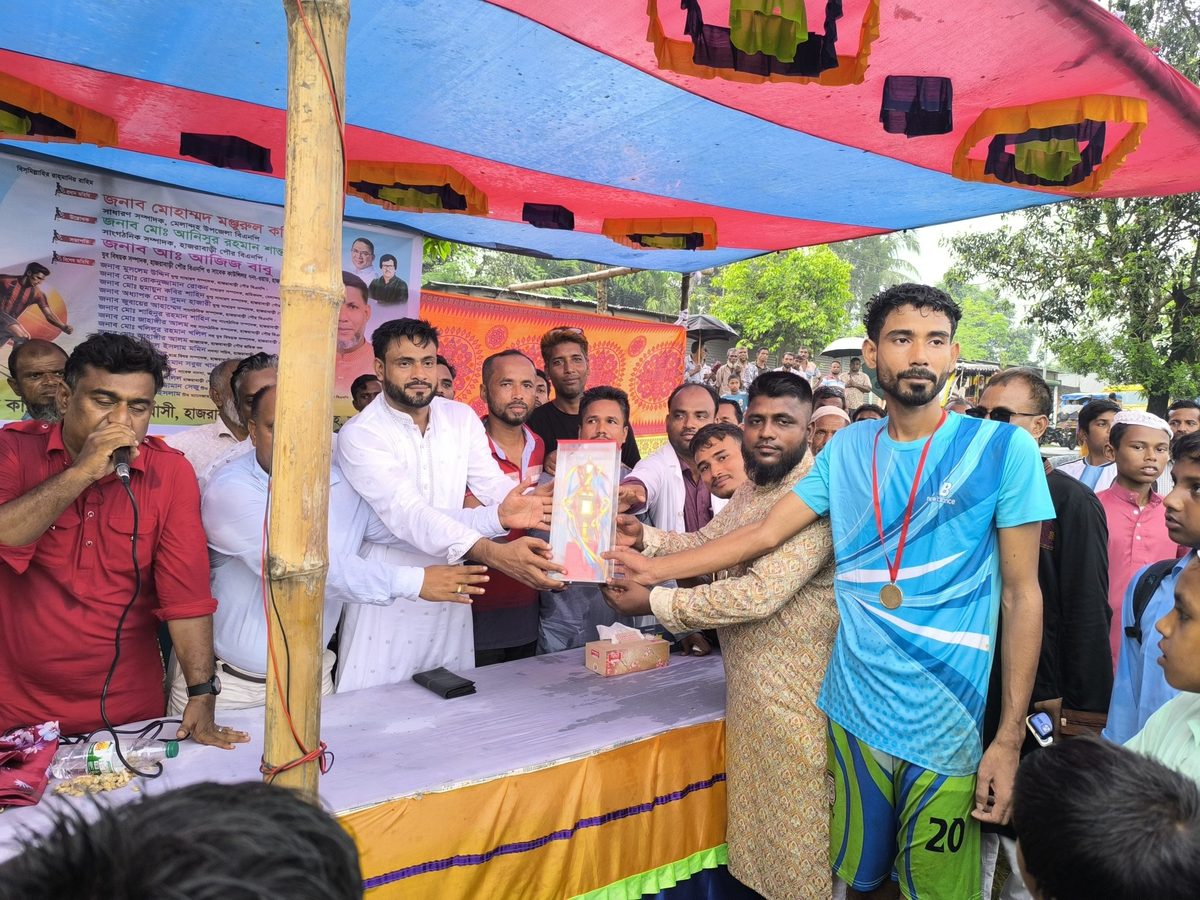 বৃষ্টি উপেক্ষা করে মেলান্দহে আ. আজিজ বাবু প্রীতি ফুটবল টুর্নামেন্টের ফাইনাল