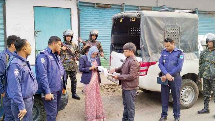 দেওয়ালে পোস্টার লাগানোর দায়ে নৌকার দুই সমর্থকে জরিমানা