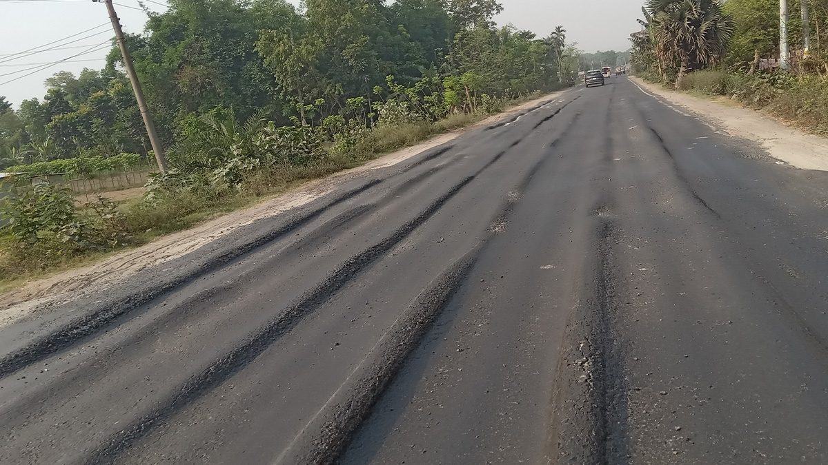 ঝিনাইদহ-যশোর মহাসড়ক যেন মৃত্যু ফাঁদ