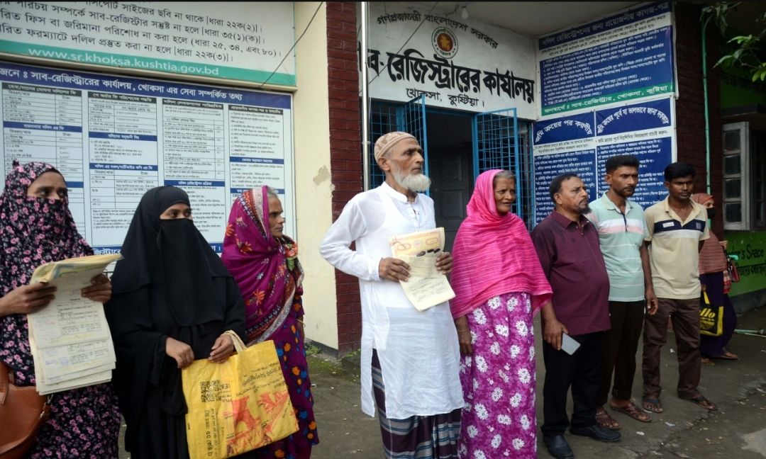 ছেলের বিরুদ্ধে বাবার অভিনব প্রতিবাদ
