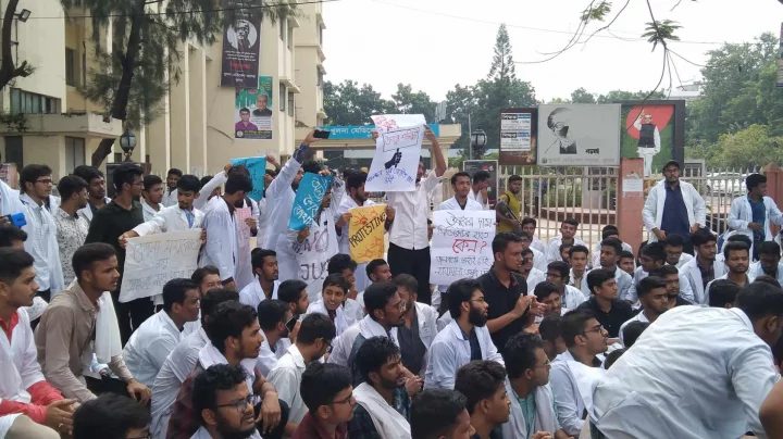 খুলনা মেডিকেলের ইন্টার্ন চিকিৎসকদের আন্দোলন স্থগিত