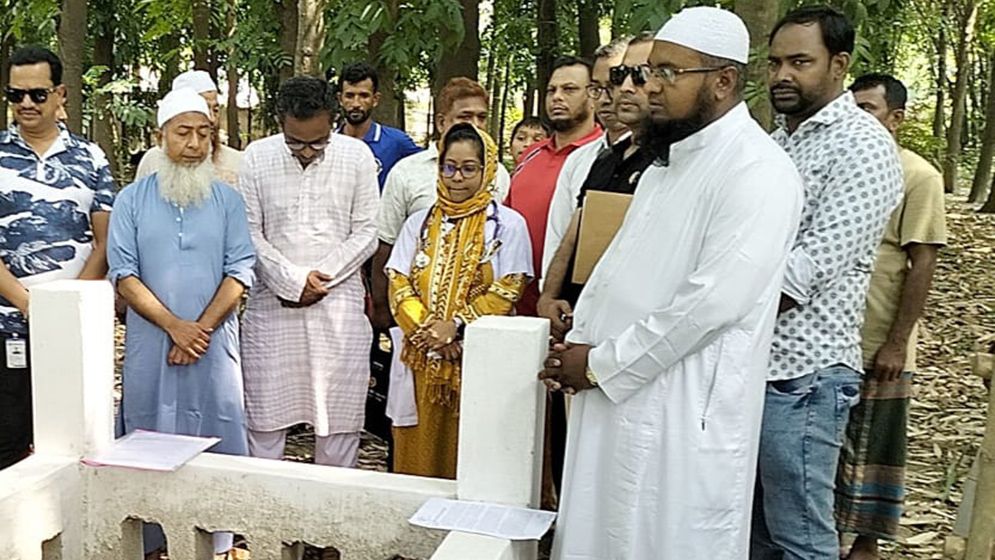 কবর থেকে শহিদের মরদেহ উত্তোলনে পরিবারের বাধা