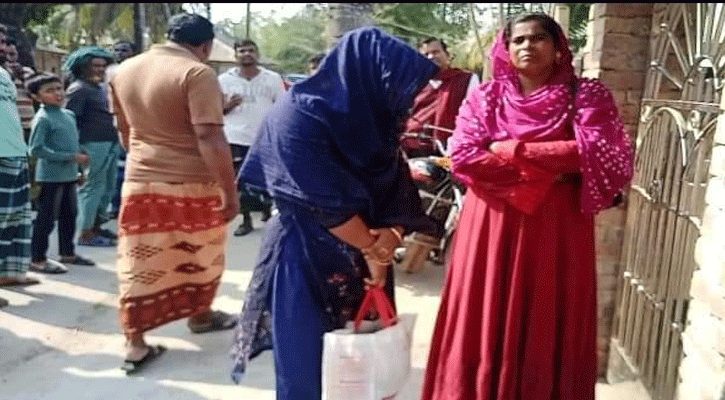 শারীরিক সম্পর্ক, বিয়ের দাবিতে প্রেমিকের বাড়িতে প্রবাসীর স্ত্রীর অনশন