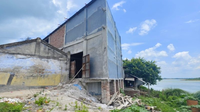 সরকারি জমি দখল করে প্রভাবশালীর বহুতল ভবন নির্মাণ