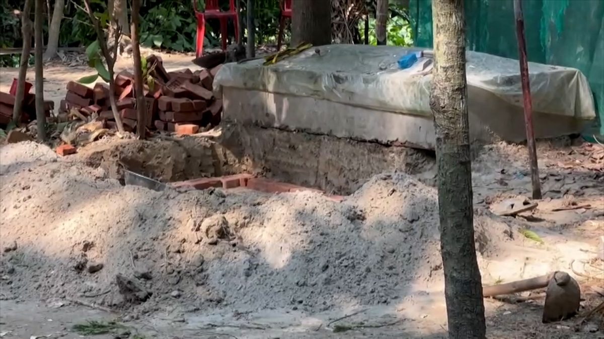 বাবার পাশেই দাফন হবে শহীদকন্যার, কবর খুঁড়লেন দাদা