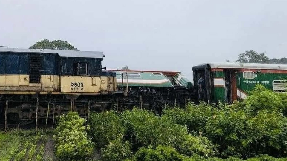 লালমনিরহাটে দুই ট্রেনের সংঘর্ষ,বগি লাইনচ্যুত