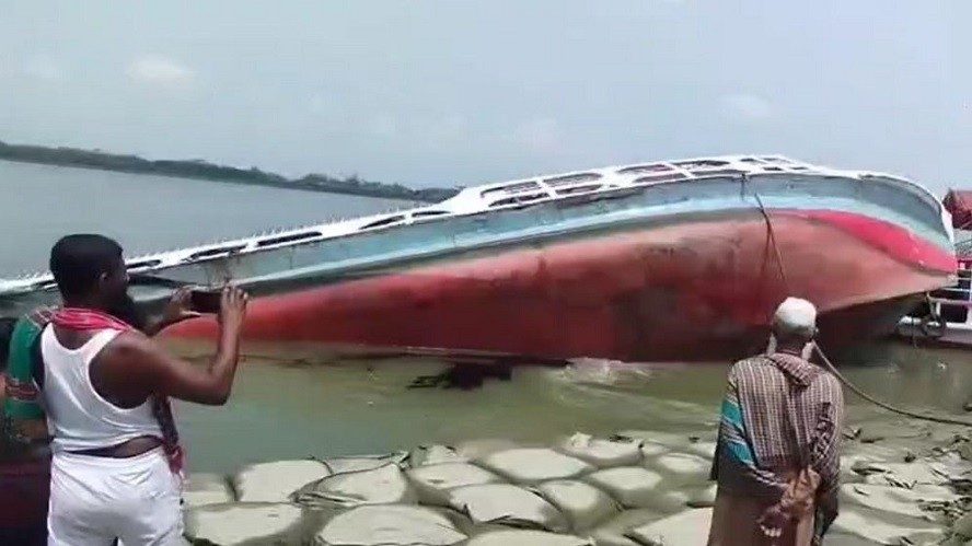 চরমোনাই মাহফিলের যাত্রীবাহী লঞ্চডুবি