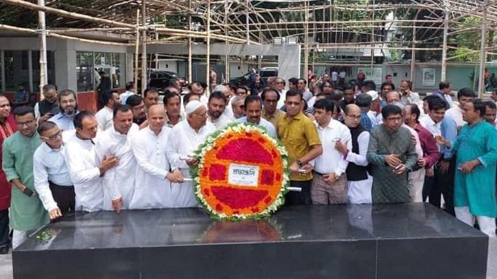 বঙ্গবন্ধুর প্রতিকৃতিতে আ.লীগের বিজ্ঞান ও প্রযুক্তি বিষয়ক উপকমিটির শ্রদ্ধা