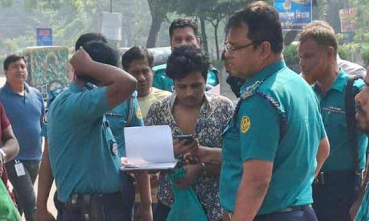 রাজধানীতে ককটেল নিক্ষেপের সময় ছাত্রলীগকর্মী আটক