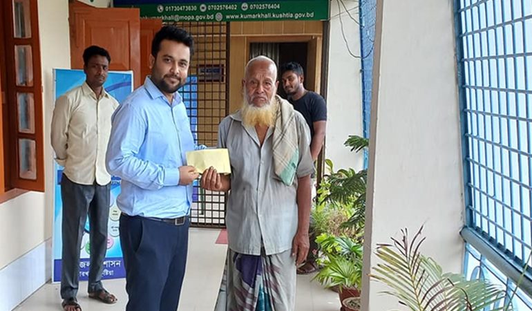 "বাপ, আমারে এট্টু সাহায্য কর, তুমার যা মনে হয় তাই দ্যাও"