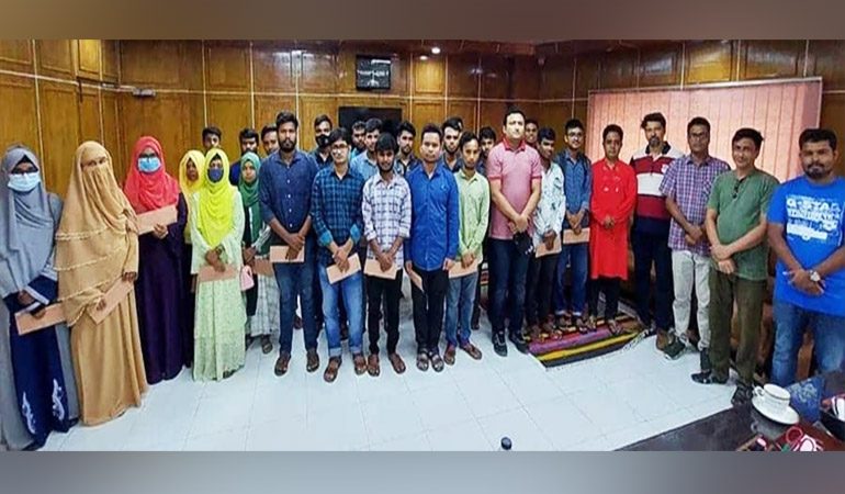 বেরোবিতে বন্যায় ক্ষতিগ্রস্ত পঞ্চাশ জন শিক্ষার্থীকে বৃত্তি প্রদান