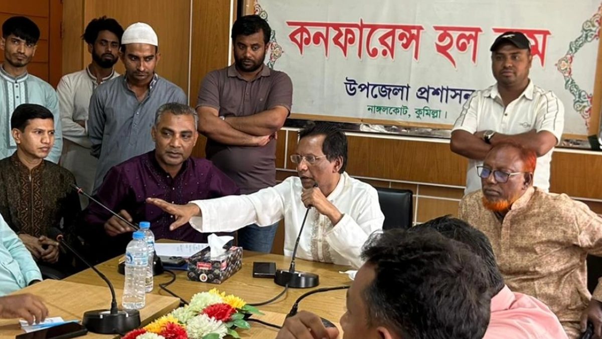 সাংবাদিকদের এমপির হুঁশিয়ারি, ‘আমি যেভাবে চাই সেভাবে চলতে হবে’